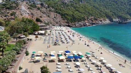 Alanya'da sıcak hava nedeniyle plajlar doldu