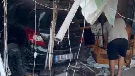 Kontrolden çıkan otomobil lokantaya daldı! İş yeri savaş alanına döndü: Yaralılar var