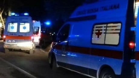 Auto esce fuori strada nel Barese, morto bimbo di 5 mesi: la mamma al volante ha perso il controllo per evitare un animale