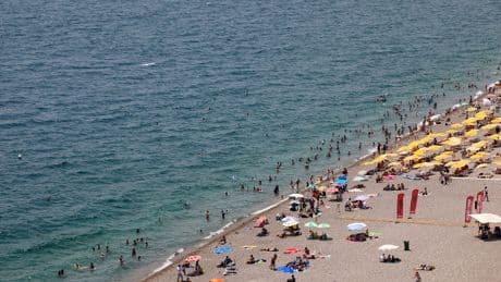 Antalya sahillerindeki işletme işgaline vatandaşlardan tepki: "Bu alanlar kiralanamaz, buralar halka ait"