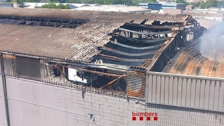 Un incendio quema seis turismos, una furgoneta y un camión grúa en una nave de Lleida