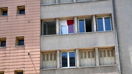 Poussé par sa sœur du 3e étage de son immeuble, un enfant de 8 ans hospitalisé dans un état grave dans le Var