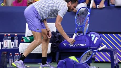 La bochornosa actitud de Medvedev: adiós al US Open en primera ronda, estalla contra el juez de silla, revienta la raqueta...