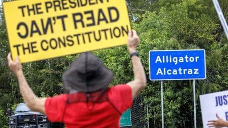Una jueza ordena el desmantelamiento de 'Alligator Alcatraz', la cárcel rodeada de caimanes impulsada por Trump