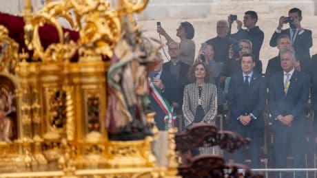 Juanma Moreno y María Jesús Montero aparcan la guerra política por unas horas: "Andalucía ha tomado Roma"