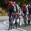 Drie Nederlanders strijden in grote kopgroep om dagzege, peloton laat het lopen