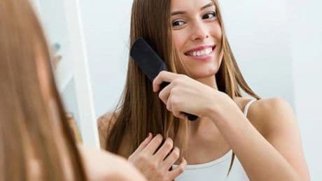La razón por la que no deberías peinarte el pelo tras salir de la ducha