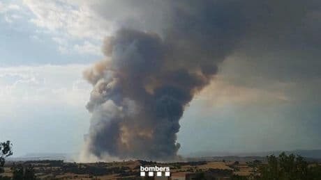 Un incendio agrícola en la Segarra afecta a 500 hectáreas y confina a 450 vecinos