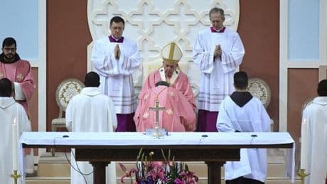Au Maroc, le pape incarnait « une Eglise qui ne se prend plus pour le centre du monde »