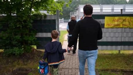 Kita-Erzieher bedroht und mit Steinen beworfen – Eltern bangen um Sicherheit ihrer Kinder
