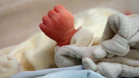 "Son visage était décoloré": un couple accusé de meurtre aux États-Unis pour avoir frotté de l'éthanol sur les gencives de leur bébé