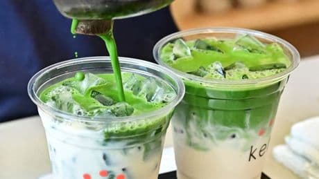 "Nous n'acceptons plus aucune commande": le Japon est submergé par la folie du thé matcha, les prix s'envolent de 198%