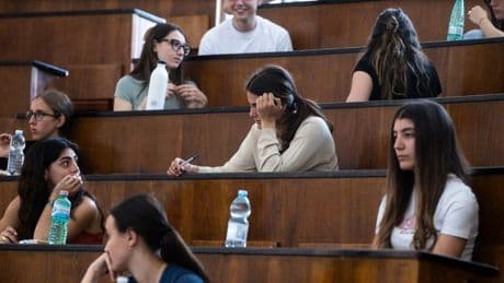 Medicina, primo anno senza test ma non c’è boom di iscritti. Le donne sono di più (70%)