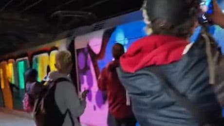 El metro sufrió uno de los peores ataques grafiteros de su historia en plena final
