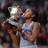 Coco Gauff klopt Aryna Sabalenka en schrijft Roland Garros op haar naam, Justine Henin reikt trofee uit