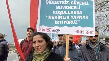 Şanlıurfa Balıklıgöl Devlet Hastanesi çalışanlarının sağlıkta şiddete karşı iş bırakma eyleminde