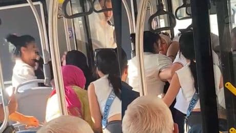 Çocuğuyla otobüse binen tesettürlü kadına hakaret eden saldırgan gözaltına alındı
