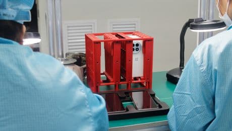 Cuando OnePlus termina un móvil, el siguiente paso es torturarlo hasta que no puede más: lo hemos visto en su fábrica
