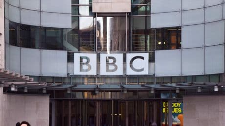 BBC door het stof voor documentaire waarin verteller zoon van Hamas-functionaris blijkt