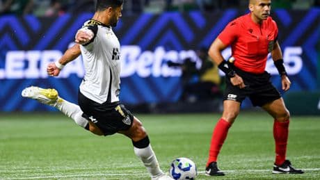 Foot : le Brésilien Hulk réussit un improbable doublé sur coup franc face à Palmeiras