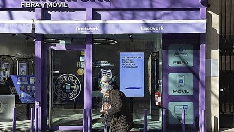 Finetwork, de tocar el cielo con Fernando Alonso y la selección de fútbol a una deuda millonaria con Vodafone que tiene en vilo a 1,2 millones de clientes