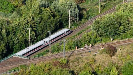 Am Gleis flicken Arbeiter die Kabel - Störung bei der Bahn bis Montagnachmittag