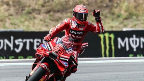 GP Brno: Marc Marquez trionfa anche in Repubblica Ceca e firma l'ottava vittoria in stagione. Bezzecchi (2°) seguito da Acosta. Quarto Bagnaia