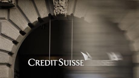 Credit Suisse: la banca non esiste più, ma agli ex manager vengono pagati milioni di bonus