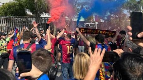 Así reciben los aficionados a los jugadores en el inicio de la rúa en el Camp Nou