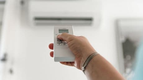 ¿Apagar el aire acondicionado cuando no se está en casa ahorra energía? Tres ingenieras hacen números