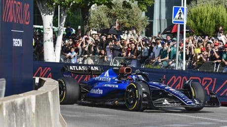 Carlos Sainz da el banderazo de salida al circuito de Fórmula 1 en Madrid con su Williams en las calles del futuro trazado