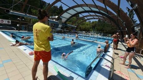 Piscine, nuove regole per la sicurezza: ecco cosa cambia. Troppi annegamenti tra i bambini