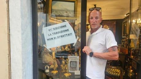 Sarzana, la protesta degli antiquari: “Sfrattati dalla nostra manifestazione”