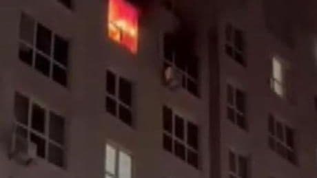 Esenyurt'ta sitede yangın! 8'inci kattan atlayan kadın hastaneye kaldırıldı