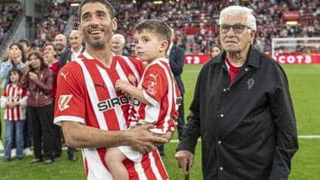 El Sporting le dedica una victoria a Cote en su despedida de El Molinón
