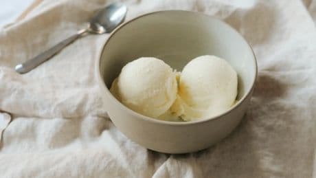 El truco definitivo para hacer helado casero cremoso sin heladera (y con solo 3 ingredientes)