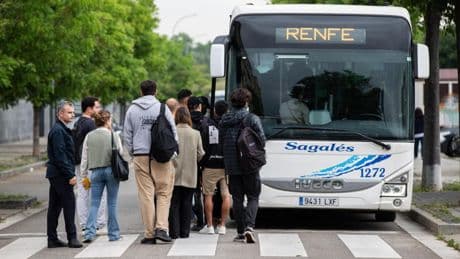 Renfe recorta los buses alternativos previstos para el corte de la línea R3