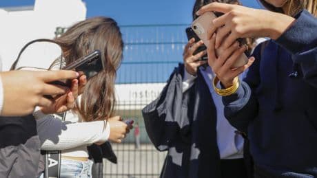Expertos y familias claman por el derecho a la desconexión digital de los menores