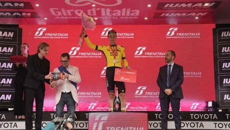 Giro d'Italia 2025, sprint di Olav Kooij a Viadana. Del Toro resta maglia rosa
