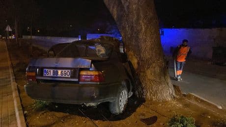 Konya'da ağaca çarpan aracın sürücüsü ağır yaralandı