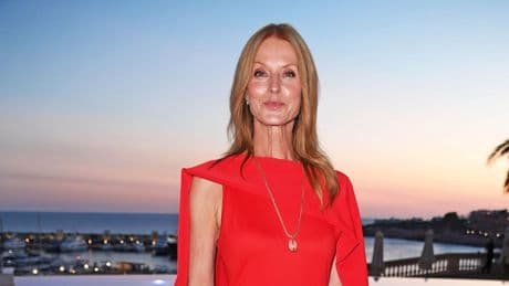 Lifestyle-Party auf Mallorca - Feuerrotes Comeback von Esther Schweins
