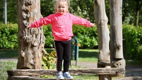 Sie wurde einfach ohnmächtig - Liss (2) in letzter Sekunde auf Spielplatz gerettet