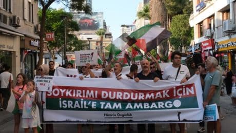 İzmir’de Filistin için dayanışma yürüyüşü: Soykırımı durdurmak için İsrail’e tam ambargo