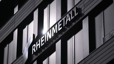 Blindés, obus, munitions et maintenant satellites militaires... Le géant allemand Rheinmetall profite à plein du réarmement de l'Europe