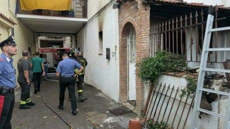 Esplosione in casa per una fuga di gas, morti due anziani a Meta di Sorrento: l'incendio si propaga agli edifici vicini