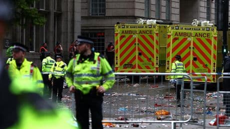 Un vehículo atropella a varias personas mientras el Liverpool celebraba la Premier League en las calles del centro de la ciudad