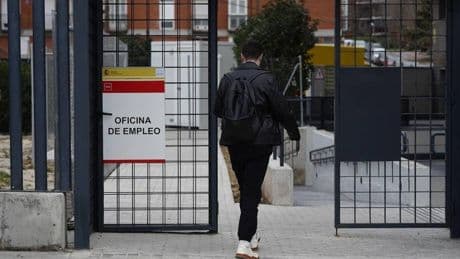 España baja de la barrera de los 2,5 millones de parados por primera vez en 17 años