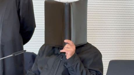 Sie lernten sich im Internet kennen - Klinik-Arzt vergewaltigte 14-Jährige! 4 Jahre Haft