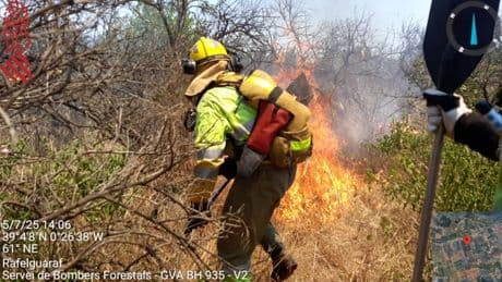 Las tormentas dejan incendios por rayos en varios municipios de Valencia y Castellón