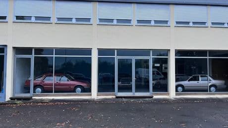 Bayerisches Autohaus ist seit 30 Jahren zu: Seitdem vergammeln dort Neuwagen